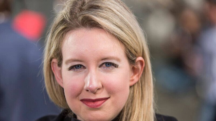 Elizabeth Holmes, considerata candva noua Steve Jobs, s-a predat pentru a ispasi o pedeapsa de 11 ani de inchisoare Elizabeth Holmes, considerata candva noua Steve Jobs, s-a predat pentru a ispasi o pedeapsa de 11 ani de inchisoare