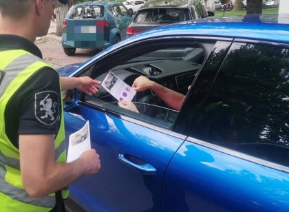 Pliante au fost gasite de soferi pe parbrizul masinii. Politia vine cu precizari Pliante au fost gasite de soferi pe parbrizul masinii. Politia vine cu precizari