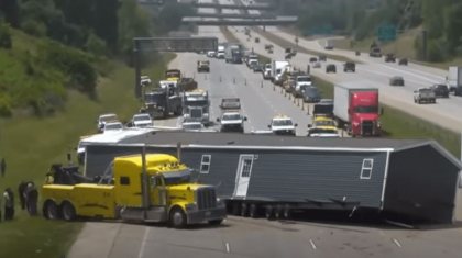 Cum a ajuns o casa sa blocheze o autostrada din SUA. Cozile de masini s-au intins pe 20 de kilometri Cum a ajuns o casa sa blocheze o autostrada din SUA. Cozile de masini s-au intins pe 20 de kilometri