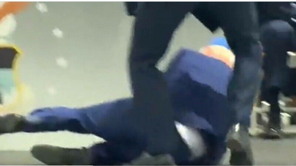 Joe Biden s-a impiedicat si a cazut din nou, in timpul unei ceremonii la Academia Fortelor Aeriene - VIDEO Joe Biden s-a impiedicat si a cazut din nou, in timpul unei ceremonii la Academia Fortelor Aeriene - VIDEO
