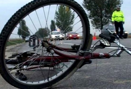 Un barbat, aflat pe bicicleta, a fost lovit de o masina condusa de un politist, la Truseni