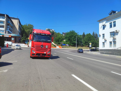 Trei masini avariate pe o strada din Hancesti, din cauza unei roti desprinse de la un camion - FOTO