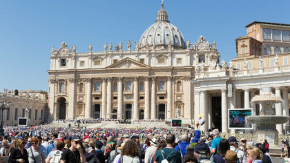 Ritual penitential la Bazilica Sfantul Petru. Un barbat a urcat gol pe altarul principal. Care a fost motivul - FOTO Ritual penitential la Bazilica Sfantul Petru. Un barbat a urcat gol pe altarul principal. Care a fost motivul - FOTO