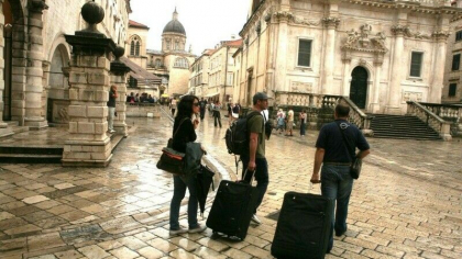Primarul unui faimos oras din Europa vrea sa-i oblige pe turisti sa-si care in brate trolerele. Motivul invocat