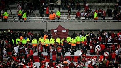 Tragedie in timpul unui meci de fotbal din Argentina. Un suporter al echipei River Plate a cazut din tribuna si a murit Tragedie in timpul unui meci de fotbal din Argentina. Un suporter al echipei River Plate a cazut din tribuna si a murit