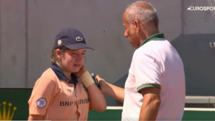 Descalificate de la Roland Garros, dupa ce au lovit cu o minge in cap o fata. Copilul de mingi a inceput sa planga VIDEO Descalificate de la Roland Garros, dupa ce au lovit cu o minge in cap o fata. Copilul de mingi a inceput sa planga VIDEO