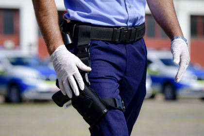 Politisti injurati si amenintati cu bataia in localitatea Costesti, dupa ce au oprit o masina pentru un control  de rutina