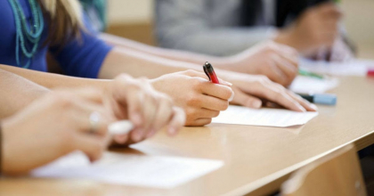 Absolventii claselor a 9-a din scolile cu predare in limbile minoritatilor sustin astazi examenul la limba romana Absolventii claselor a 9-a din scolile cu predare in limbile minoritatilor sustin astazi examenul la limba romana