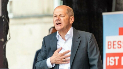 Olaf Scholz, asemanat cu un „vulcan in eruptie” de catre presa germana. Cancelarul a fost huiduit de militanti anti-razboi
