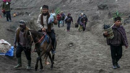 Ritual de sacrificare pe un vulcan activ. De ce au aruncat mii de oamenii legume si animale in crater - FOTO Ritual de sacrificare pe un vulcan activ. De ce au aruncat mii de oamenii legume si animale in crater - FOTO