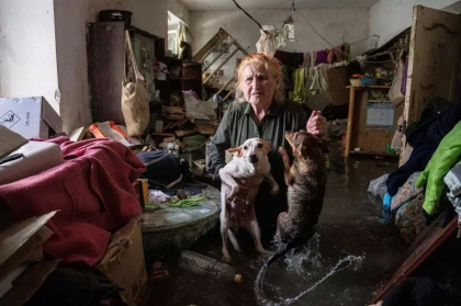 Imaginea dramei unor oameni care oricum erau napastuiti de razboi. Distrugerea barajului Nova Kakhovka le-a inundat acum casele - FOTO/VIDEO 