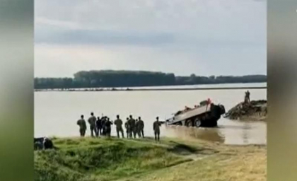 Un transportor blindat Piranha 3C al Armatei romane s-a scufundat in timp ce incerca sa traverseze Dunarea, in cadrul unui exercitiu. Ce spune ministerul Apararii Nationale din Romania Un transportor blindat Piranha 3C al Armatei romane s-a scufundat in timp ce incerca sa traverseze Dunarea, in cadrul unui exercitiu. Ce spune ministerul Apararii Nationale din Romania