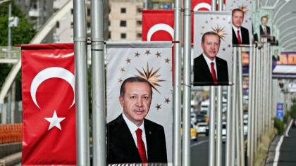 Un baiat de 16 ani din Turcia a fost arestat pentru ca i-a desenat mustati lui Erdogan pe un afis electoral Un baiat de 16 ani din Turcia a fost arestat pentru ca i-a desenat mustati lui Erdogan pe un afis electoral