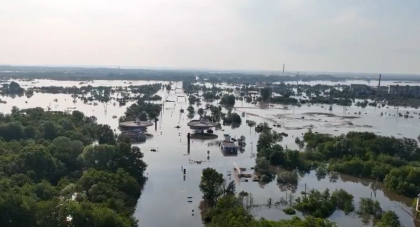 Imagini din orasul ocupat Oleski, Ucraina, acoperit de ape. Oamenii cer ajutor de pe acoperisul caselor, rusii spun ca nu sunt inundatii - VIDEO Imagini din orasul ocupat Oleski, Ucraina, acoperit de ape. Oamenii cer ajutor de pe acoperisul caselor, rusii spun ca nu sunt inundatii - VIDEO