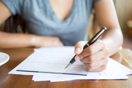 Zi cu emotii pentru 17 mii de absolventi din toata tara. Astazi sustin examenul de bacalaureat la limba straina Zi cu emotii pentru 17 mii de absolventi din toata tara. Astazi sustin examenul de bacalaureat la limba straina