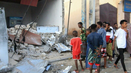 O grupare terorista afiliata Al-Qaeda a ucis noua oameni intr-un hotel din Somalia: sase civili si trei agenti de ordine - FOTO O grupare terorista afiliata Al-Qaeda a ucis noua oameni intr-un hotel din Somalia: sase civili si trei agenti de ordine - FOTO