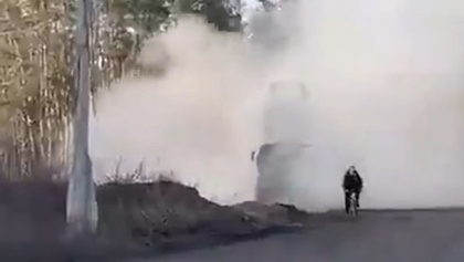  Gest nebunesc: Un biciclist trece prin fata unui HIMARS in timpul lansarii. Nici macar nu s-a uitat in urma - VIDEO 