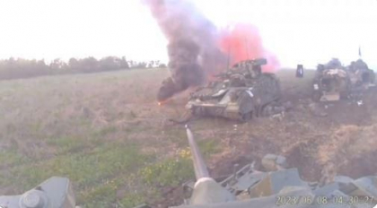 Primele imagini: Cum a fost distrusa coloana ucraineana de rusi. Un Bradley intra in actiune si soldatii sunt recuperati - VIDEO 
