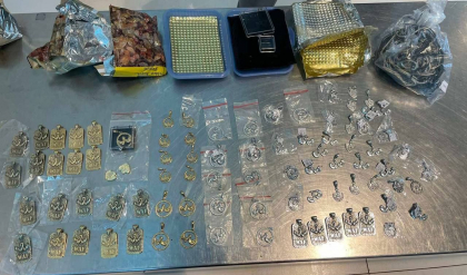A incercat sa intre in tara cu 90 de bijuterii presupuse a fi din metale pretioase. O pasagera a cursei „Varsovia - Chisinau” ar putea fi santionata - FOTO 