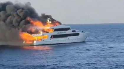 O nava a luat foc pe mare, in Egipt. Trei persoane sunt disparute - VIDEO O nava a luat foc pe mare, in Egipt. Trei persoane sunt disparute - VIDEO