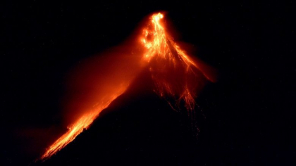 Cel mai activ vulcan din Filipine a erupt violent, aproape 13.000 de oameni au fost evacuati din zona

