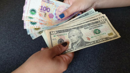 Argentina ar putea adopta dolarul american ca moneda nationala. Care este motivul Argentina ar putea adopta dolarul american ca moneda nationala. Care este motivul