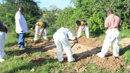 Bilantul „masacrului de la Shakahol” a depasit 300 de de morti. Secta pleda pentru postul negru pentru a-l intalni pe Iisus Bilantul „masacrului de la Shakahol” a depasit 300 de de morti. Secta pleda pentru postul negru pentru a-l intalni pe Iisus
