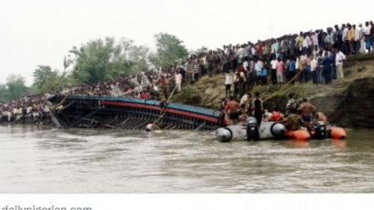 Peste 100 de oameni care veneau de la o nunta au murit dupa ce barca in care erau s-a scufundat intr-un rau din Nigeria - FOTO Peste 100 de oameni care veneau de la o nunta au murit dupa ce barca in care erau s-a scufundat intr-un rau din Nigeria - FOTO