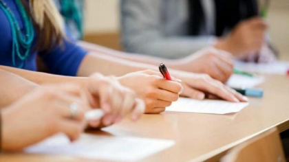 Absolventii claselor a 9-a sustin ultimul examen national de absolvire a gimanaziului la istoria romanilor si universala: sase elevi au obtinut 10 din oficiu Absolventii claselor a 9-a sustin ultimul examen national de absolvire a gimanaziului la istoria romanilor si universala: sase elevi au obtinut 10 din oficiu