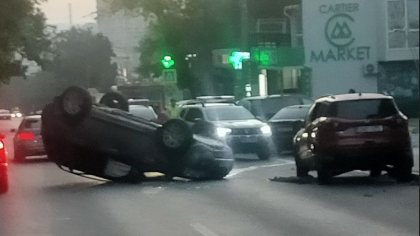 Accident matinal in capitala. O masina s-a rasturnat dupa ce soferul acesteia a pierdut controlul volanului si s-a ciocnit de un alt automobil Accident matinal in capitala. O masina s-a rasturnat dupa ce soferul acesteia a pierdut controlul volanului si s-a ciocnit de un alt automobil