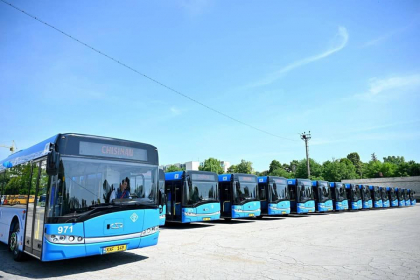 Primarul capitalei anunta ca parcul auto a fost completat cu 16 autobuze. Din august vor iesi la linie - FOTO Primarul capitalei anunta ca parcul auto a fost completat cu 16 autobuze. Din august vor iesi la linie - FOTO