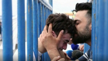 Reuniune emotionanta dupa naufragiul din Grecia. Doi frati plang si se imbratiseaza printre porti - VIDEO