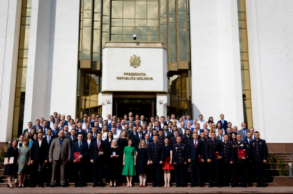 Maia Sandu a inmanat distinctii si diplome celor care au contribuit la succesul summitului CPE. Moldova a demonstrat ca isi merita locul in randul familiei europene, sustine sefa statului
