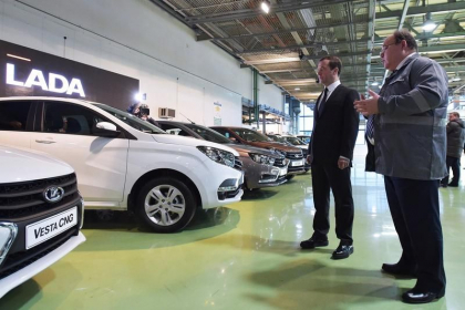 Lada n-a vrut sa porneasca la Forumul Economic gazduit de Vladimir Putin la Sankt Petersburg - VIDEO
