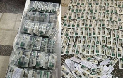 200 de kit-uri de colectare a plasmei sanguine, utilizata in chirurgia estetica - depistate de politisti la vama Leuseni - FOTO