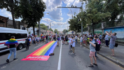 Membrii comunitatii LGBT se pregatesc sa marsaluiasca pe o strada din centrul capitalei. Carabinierii si politistii - prezenti pentru a asigura ordinea publica - FOTO/VIDEO