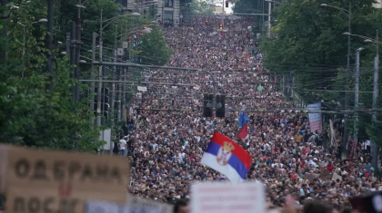 Protest cu zeci de mii de oameni la Belgrad, dupa atacurile armate de acum mai bine de o luna. „Serbia impotriva violentei” Protest cu zeci de mii de oameni la Belgrad, dupa atacurile armate de acum mai bine de o luna. „Serbia impotriva violentei”