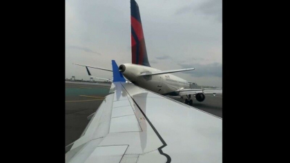 Momentul in care un avion a fost atins de o alta aeronava, chiar inainte de decolare - VIDEO