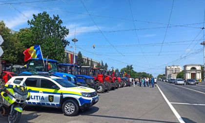 Fermierii cer intalniri cu presedintele tarii, cu prim-ministrul, dar si cu presedintele Parlamentului. „Problema este destul de grava, agricultorii sunt intr-o situatie catastrofala'' - VIDEO Fermierii cer intalniri cu presedintele tarii, cu prim-ministrul, dar si cu presedintele Parlamentului. „Problema este destul de grava, agricultorii sunt intr-o situatie catastrofala'' - VIDEO