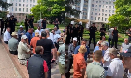 Mai multi fermieri s-au adunat in fata Parlamentului. Acestia vor sa discute cu Igor Grosu. Slusari: „Cei care au fost votati sunt obligati sa reactioneze” - VIDEO Mai multi fermieri s-au adunat in fata Parlamentului. Acestia vor sa discute cu Igor Grosu. Slusari: „Cei care au fost votati sunt obligati sa reactioneze” - VIDEO