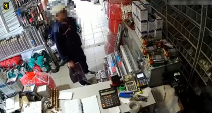 Un barbat de 65 de ani, cercetat penal dupa ce ar fi furat peste 45 000 de lei dintr-un magazin din centrul capitalei. Cum a actionat - VIDEO Un barbat de 65 de ani, cercetat penal dupa ce ar fi furat peste 45 000 de lei dintr-un magazin din centrul capitalei. Cum a actionat - VIDEO