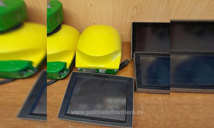 Tehnica electronica pentru tractoare de aproximativ 125 de mii de lei romanesti ascunsa de un insotitor de vagon - gasita de politisti intr-un tren de pe ruta Iasi-Chisinau Tehnica electronica pentru tractoare de aproximativ 125 de mii de lei romanesti ascunsa de un insotitor de vagon - gasita de politisti intr-un tren de pe ruta Iasi-Chisinau