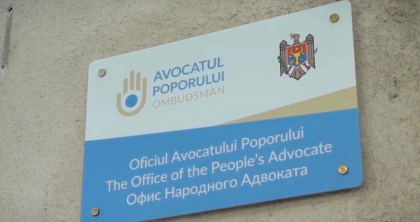 Avocatul Poporului s-a sesizat pe cazul cetateanului strain care acum cateva zile a sarit de pe trapa avionului. Acesta s-ar afla in pericol in tara de origine Avocatul Poporului s-a sesizat pe cazul cetateanului strain care acum cateva zile a sarit de pe trapa avionului. Acesta s-ar afla in pericol in tara de origine
