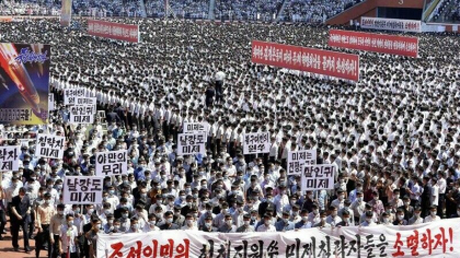 120.000 de nord-coreeni au participat la un miting organizat impotriva SUA: „Teritoriul lor este in vizorul noastru" 120.000 de nord-coreeni au participat la un miting organizat impotriva SUA: „Teritoriul lor este in vizorul noastru"