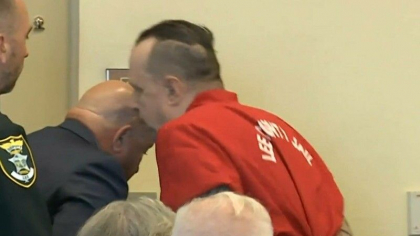 Momentul in care un criminal isi pierde controlul in sala de judecata, dupa ce afla ca va fi condamnat la moarte - VIDEO