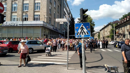 Mai multi simpatizanti si membri ai partidului SOR, care a fost scos in afara legii, au venit in fata Comisia Electorala Centrala. Care este motivul Mai multi simpatizanti si membri ai partidului SOR, care a fost scos in afara legii, au venit in fata Comisia Electorala Centrala. Care este motivul