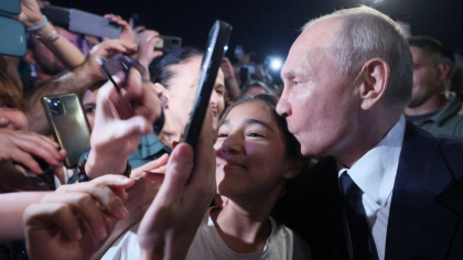 Aparitie neasteptata a lui Vladimir Putin. Presedintele Rusiei schimba tactica si face bai de multime - FOTO
