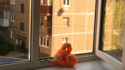 Tragic. Un baietel de sapte ani a ajuns la spital, dupa ce a cazut in gol de la etajul patru al unui bloc de locuit. In ce stare se afla copilul 