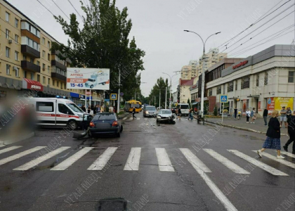 O femeia - transportata la spital, dupa ce masina in care se afla s-a lovit cu un alt automobil, la Tiraspol - FOTO O femeia - transportata la spital, dupa ce masina in care se afla s-a lovit cu un alt automobil, la Tiraspol - FOTO