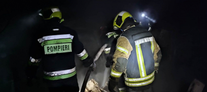 Incendiu puternic intr-un hotel din centrul capitalei. Flacarile au distrus mansarda cladirii, dar si mai multe bunuri din interior - FOTO 